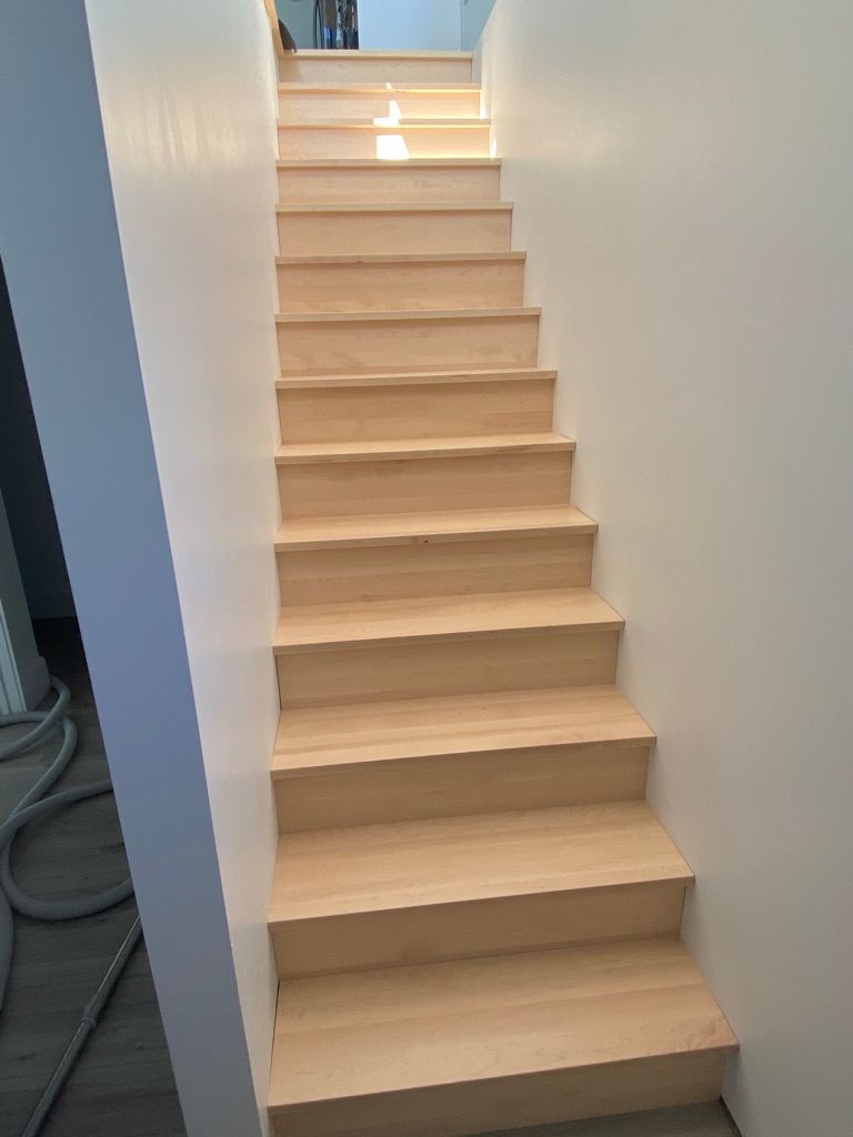 Un ensemble d'escaliers en bois menant au deuxième étage d'une maison.