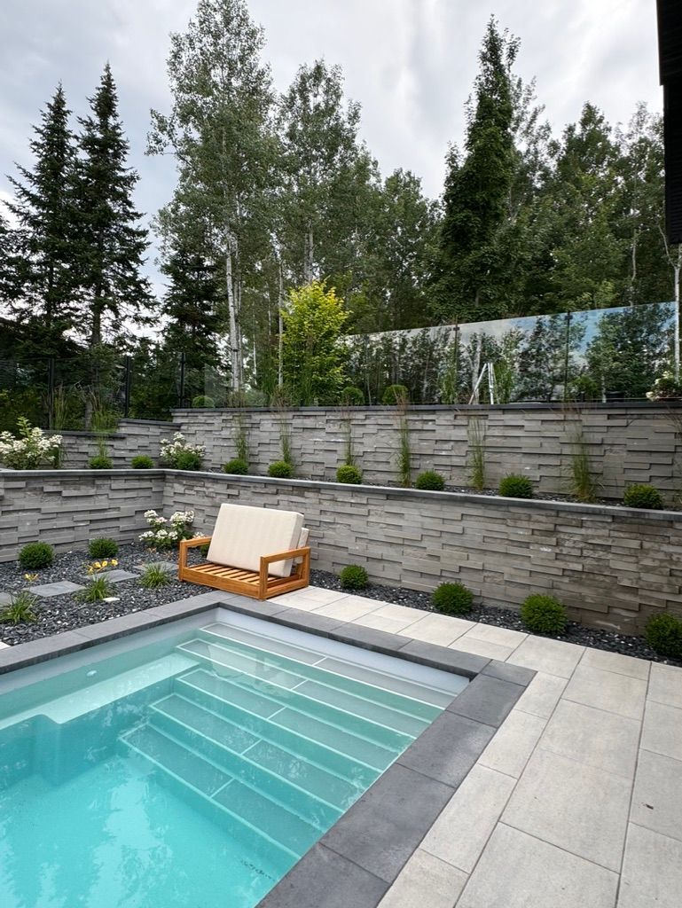 Une piscine avec des escaliers et une chaise dans la cour arrière.