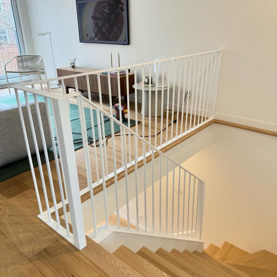 Un escalier avec une rampe blanche dans un salon