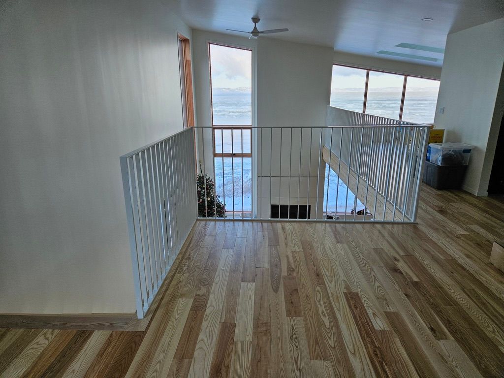 Une vue sur l'océan depuis le deuxième étage d'une maison.