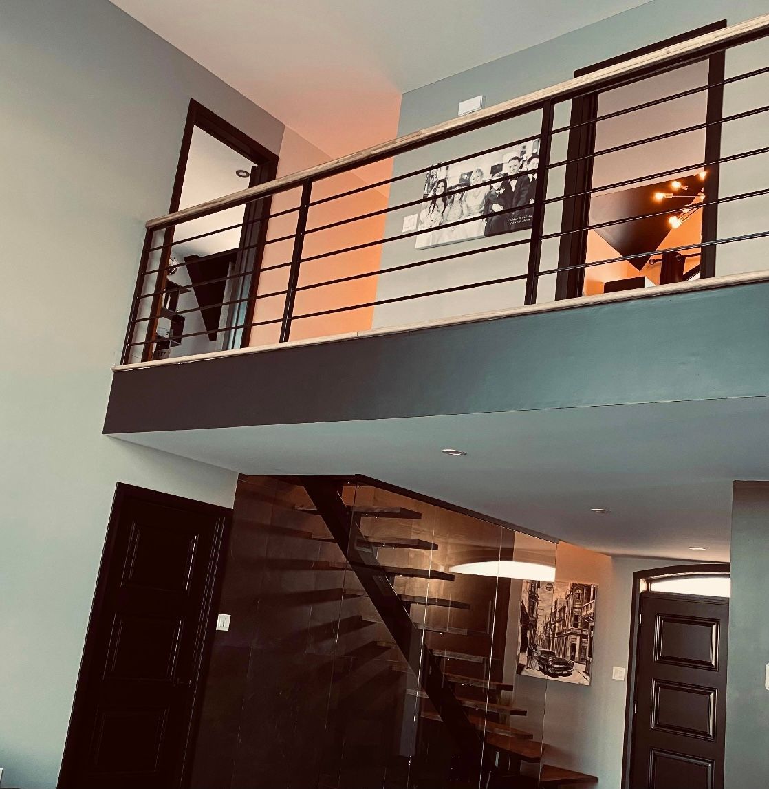 Une chambre avec un balcon et des escaliers