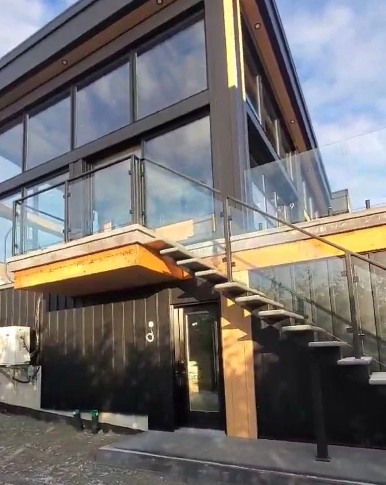 Une grande maison avec des escaliers menant au deuxième étage