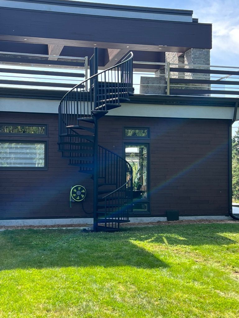 Un escalier en colimaçon mène au deuxième étage d'une maison.