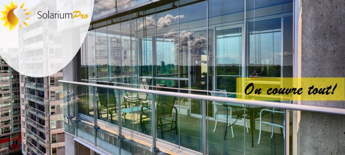 Un bâtiment avec beaucoup de fenêtres et un panneau indiquant « on couvre tout »