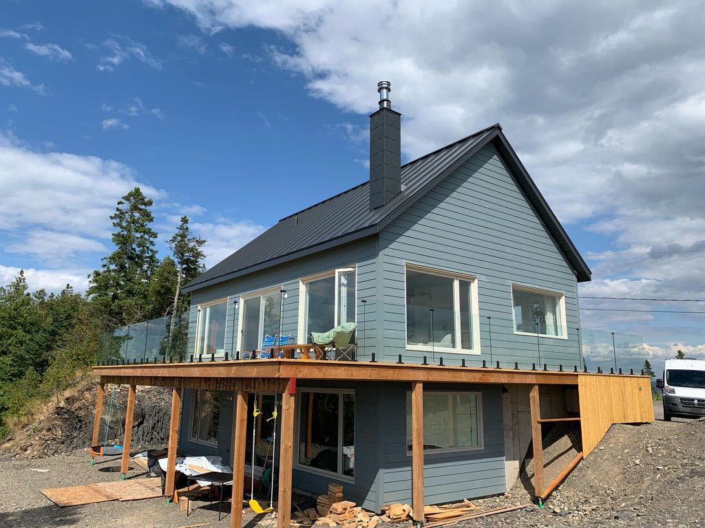 Une maison est en construction au sommet d'une colline de terre.