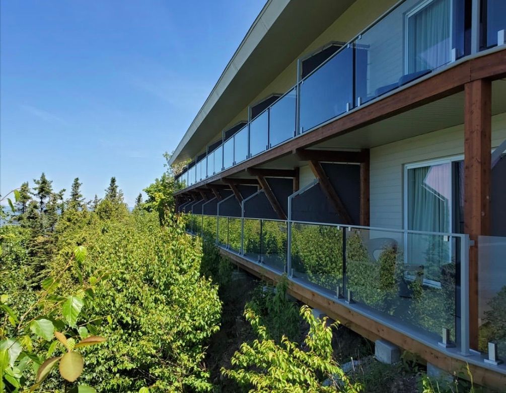 Un grand bâtiment avec beaucoup de fenêtres et de balcons