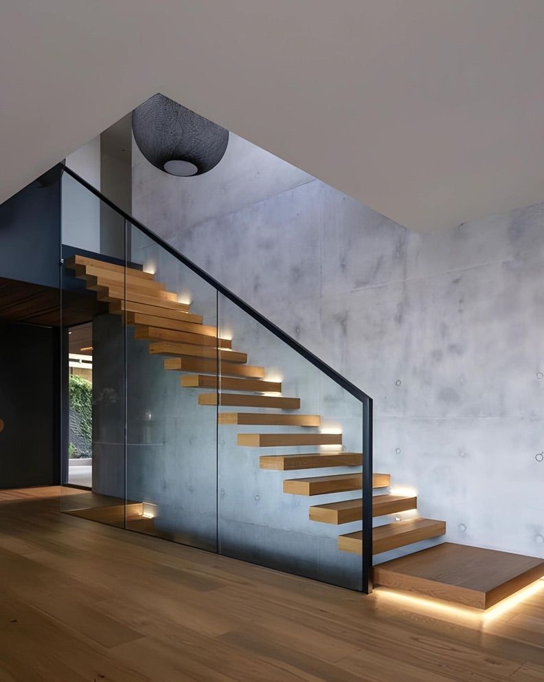Un escalier moderne avec des marches en bois et une rampe en verre