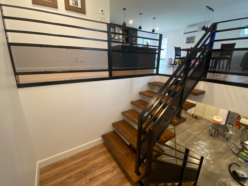 Un escalier menant au deuxième étage d'une maison.