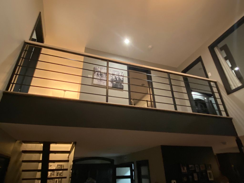 Un balcon avec une balustrade en métal dans une maison