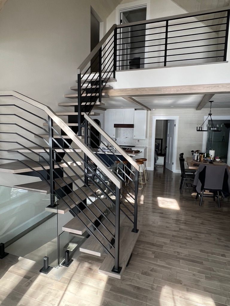 Un escalier menant au deuxième étage d'une maison.