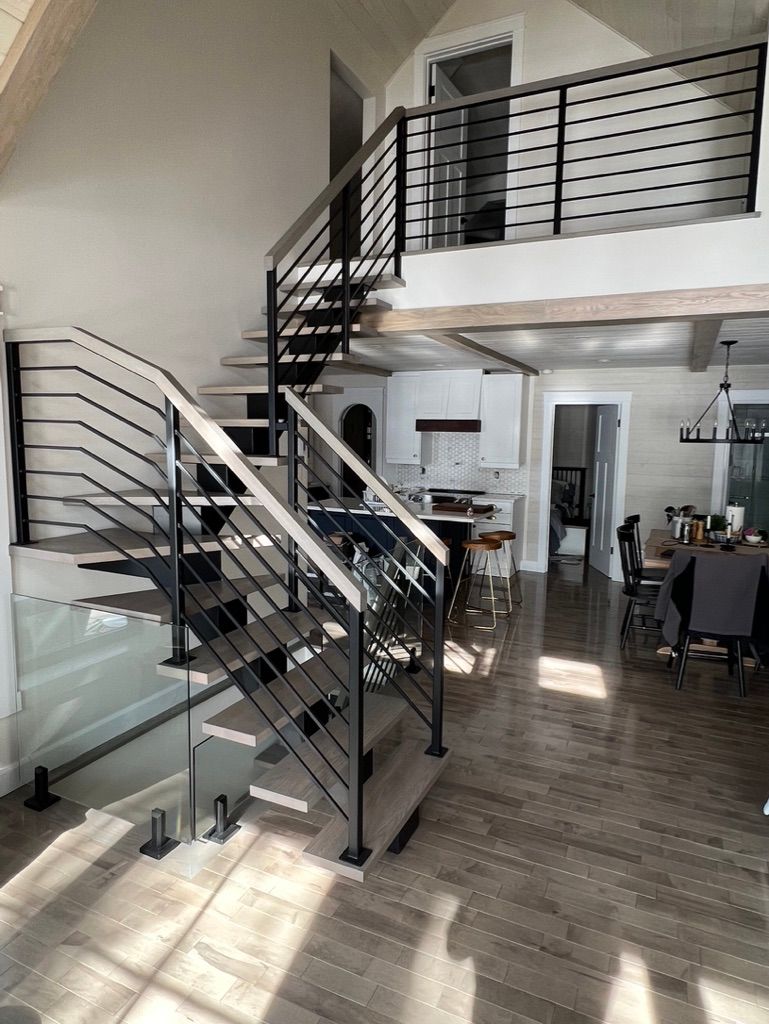 Il y a un escalier menant au deuxième étage d'une maison.