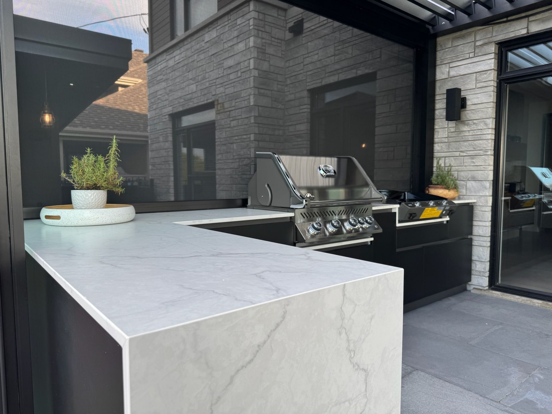 Une cuisine avec un comptoir en marbre et un grill.