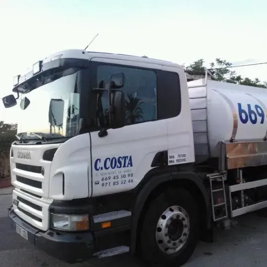 Un camión blanco de la marca C.Costa está estacionado al costado de la carretera.