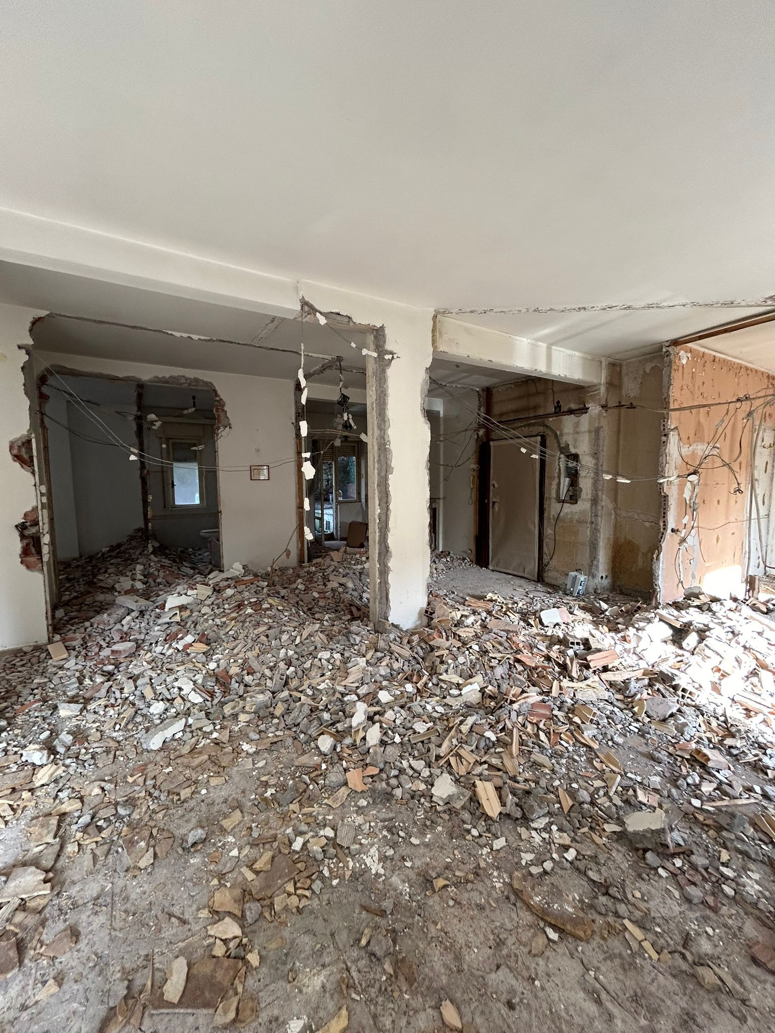 si sta costruendo una casa con attorno delle impalcature.