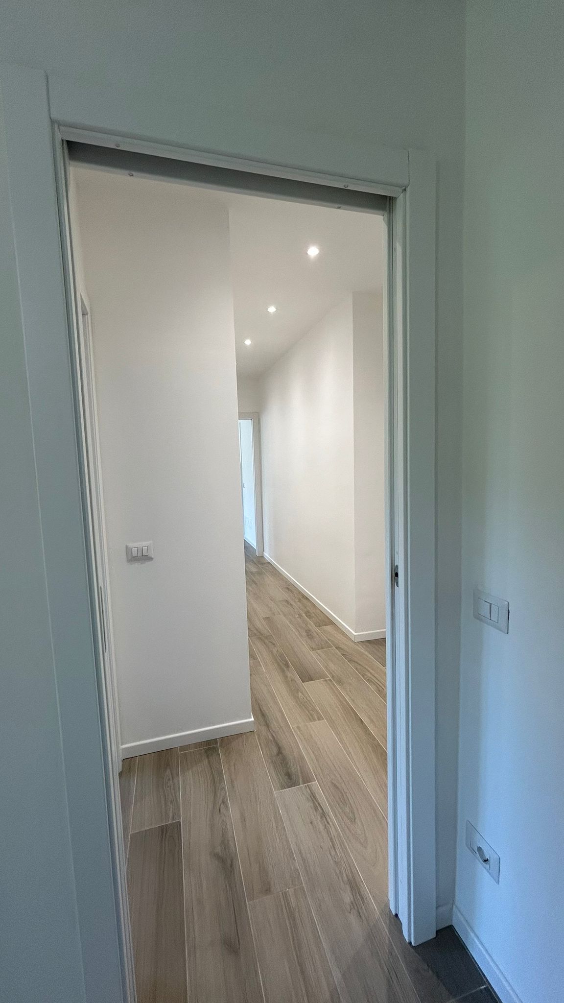 una stanza in costruzione con una scala sullo sfondo.