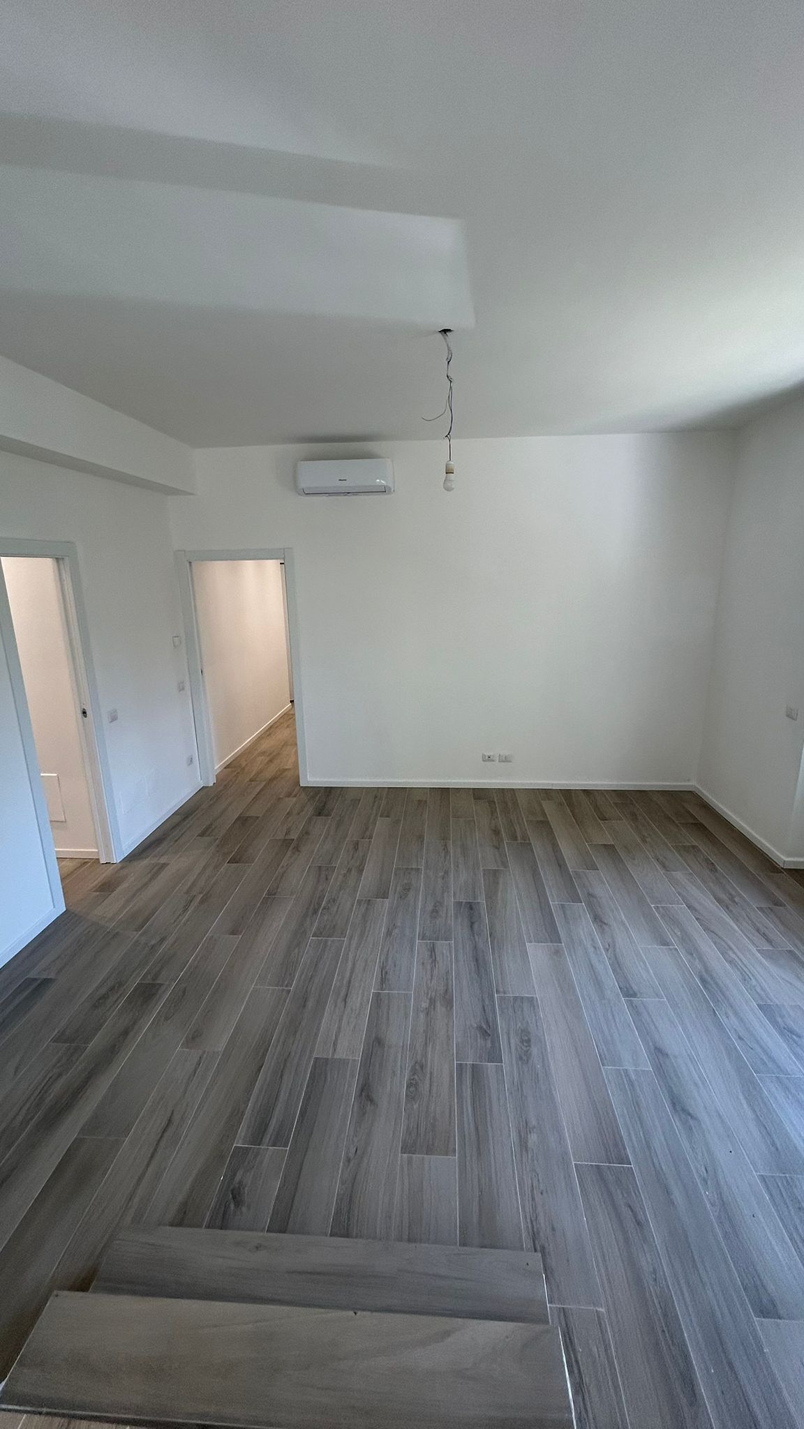 un corridoio in una casa in costruzione con una scala.