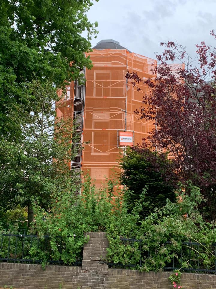 steigerverhuur den haag rondom het gebouw