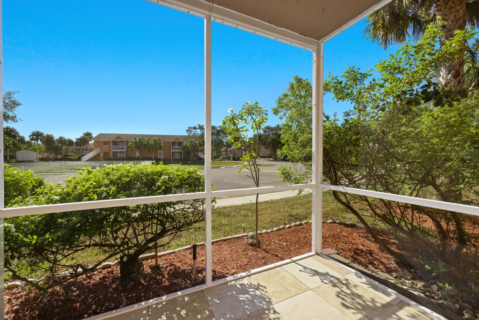 Photo of modern dining area, click here to view Amenities