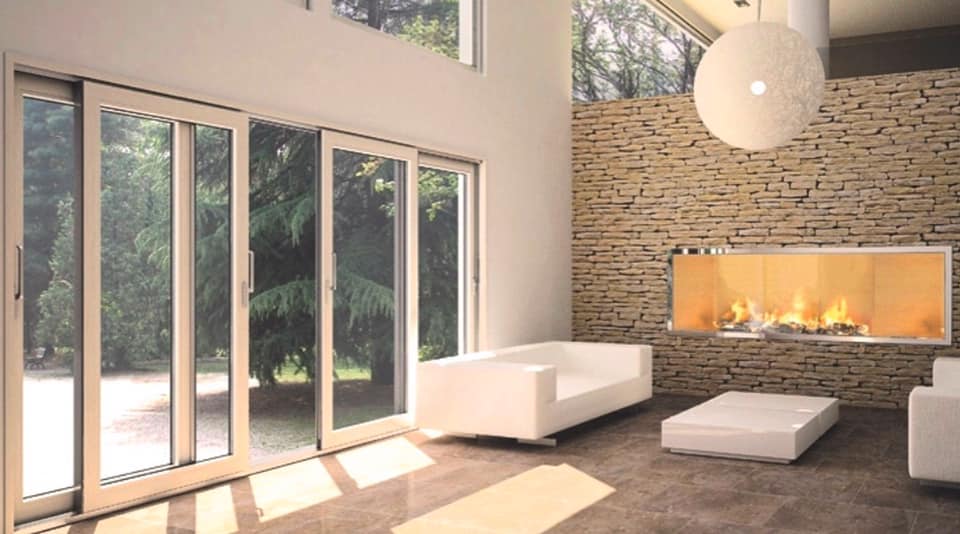 Soggiorno moderno con grandi porte in vetro, camino, divani bianchi e lampada rotonda.