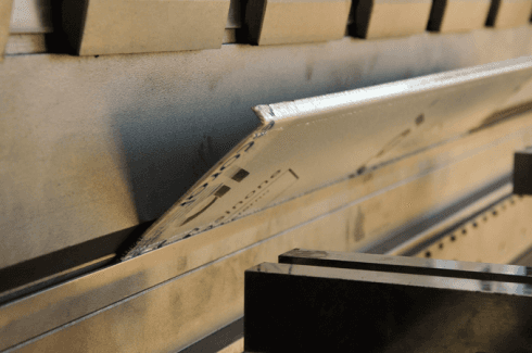 Lamiera piegata da una macchina.