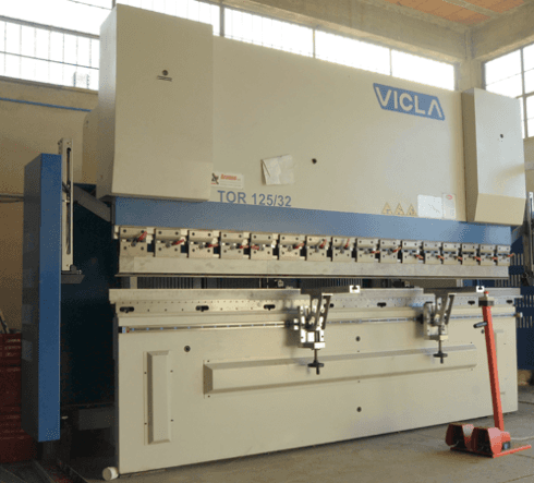 Grande pressa per metalli VICLA TOR 125/32 in configurazione di fabbrica.
