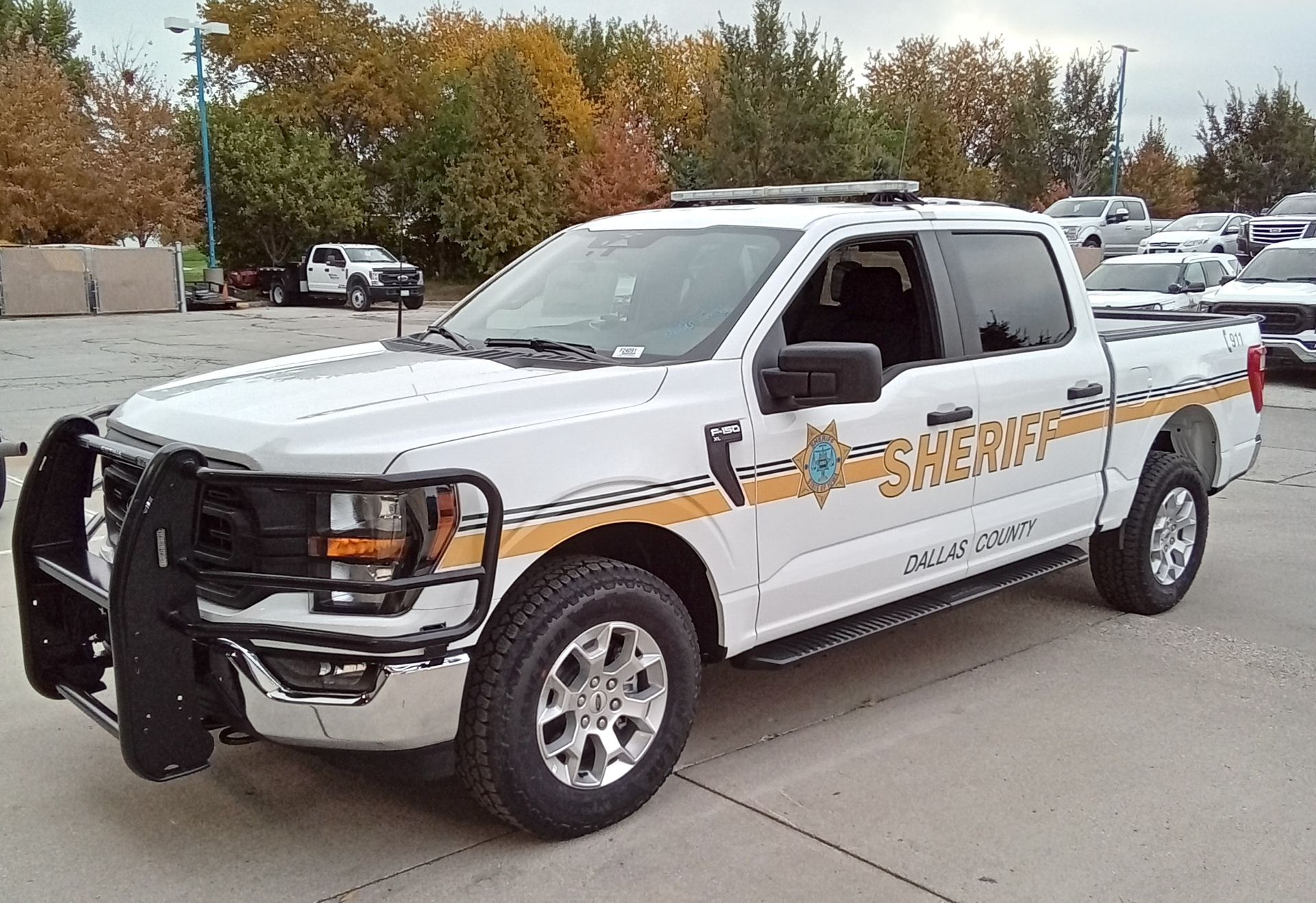 A white sheriff 's truck is parked in a parking lot