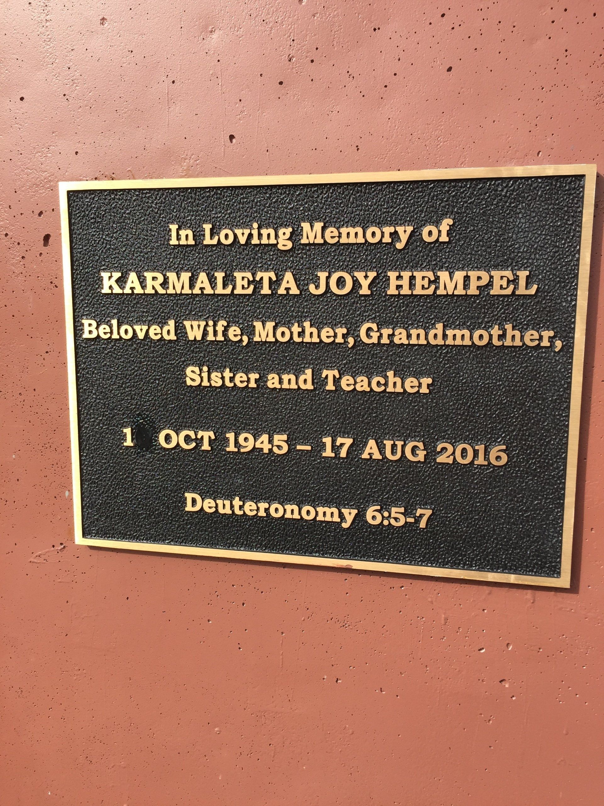 Bronze memorial plaque: 