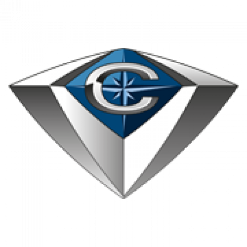 Diamantformet logo med «C» og kompassrose på blå bakgrunn. Sølvfasetter.