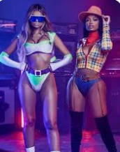 Dos mujeres con disfraces temáticos: Buzz Lightyear y una vaquera.