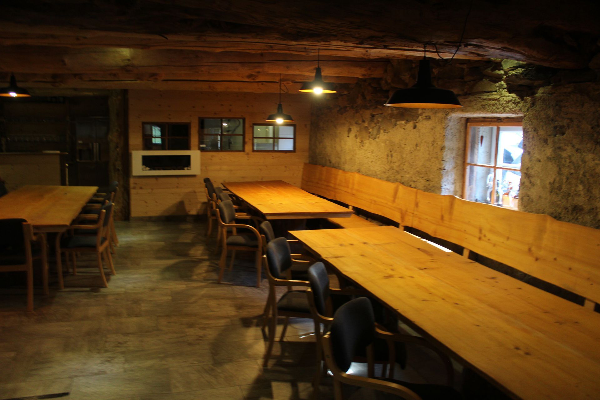 Ein rustikaler, schwach beleuchteter Speisesaal 