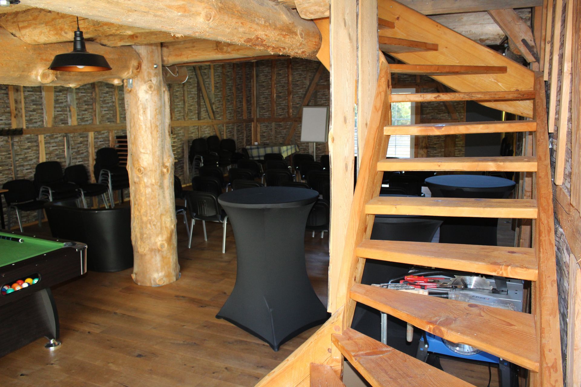 Ein rustikaler Veranstaltungsraum