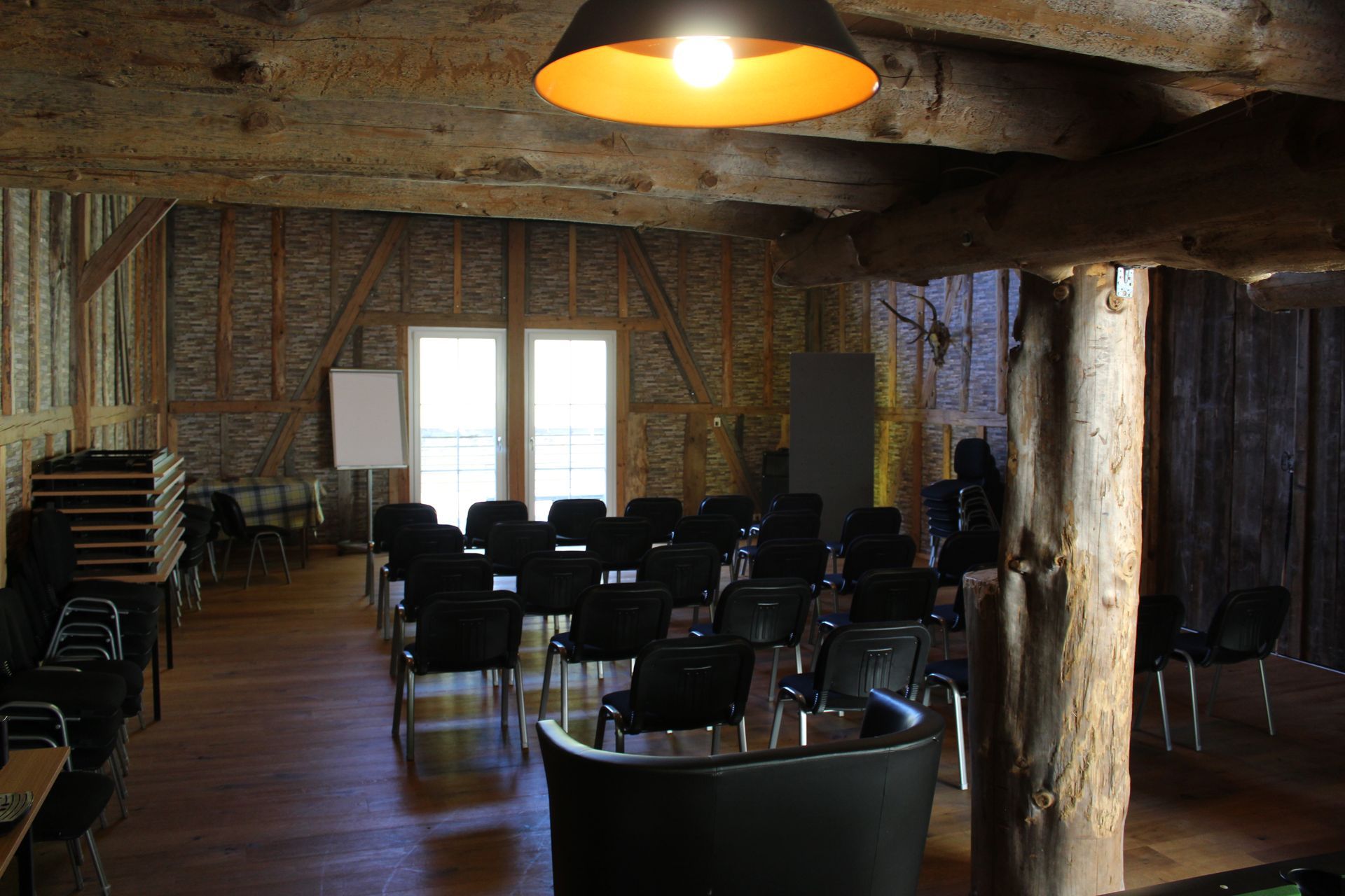 Ein rustikaler Besprechungsraum