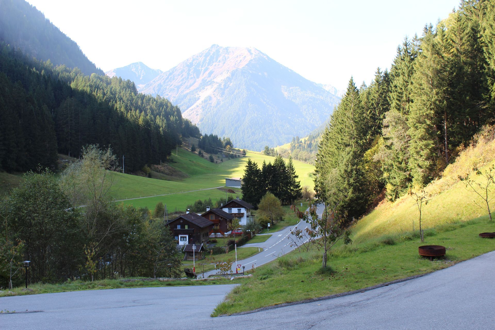 Ein Gebirgstal mit einer kleinen Ansammlung von Holzhäusern
