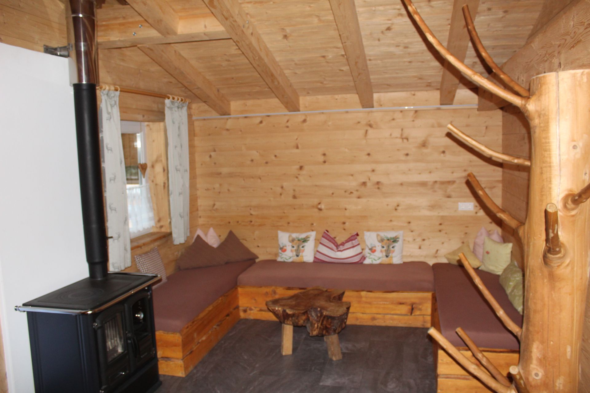 Ein gemütliches, rustikales Hütteninterieur 