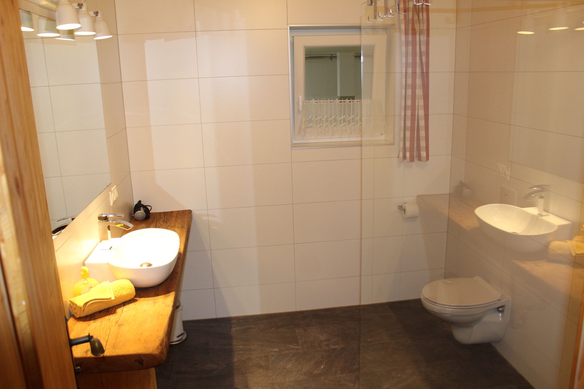 Ein modernes Badezimmer mit Waschtisch aus Holz