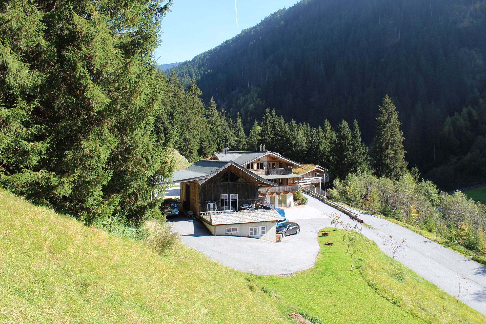 Ein rustikales Holzgebäude, eingebettet in einen Hügel