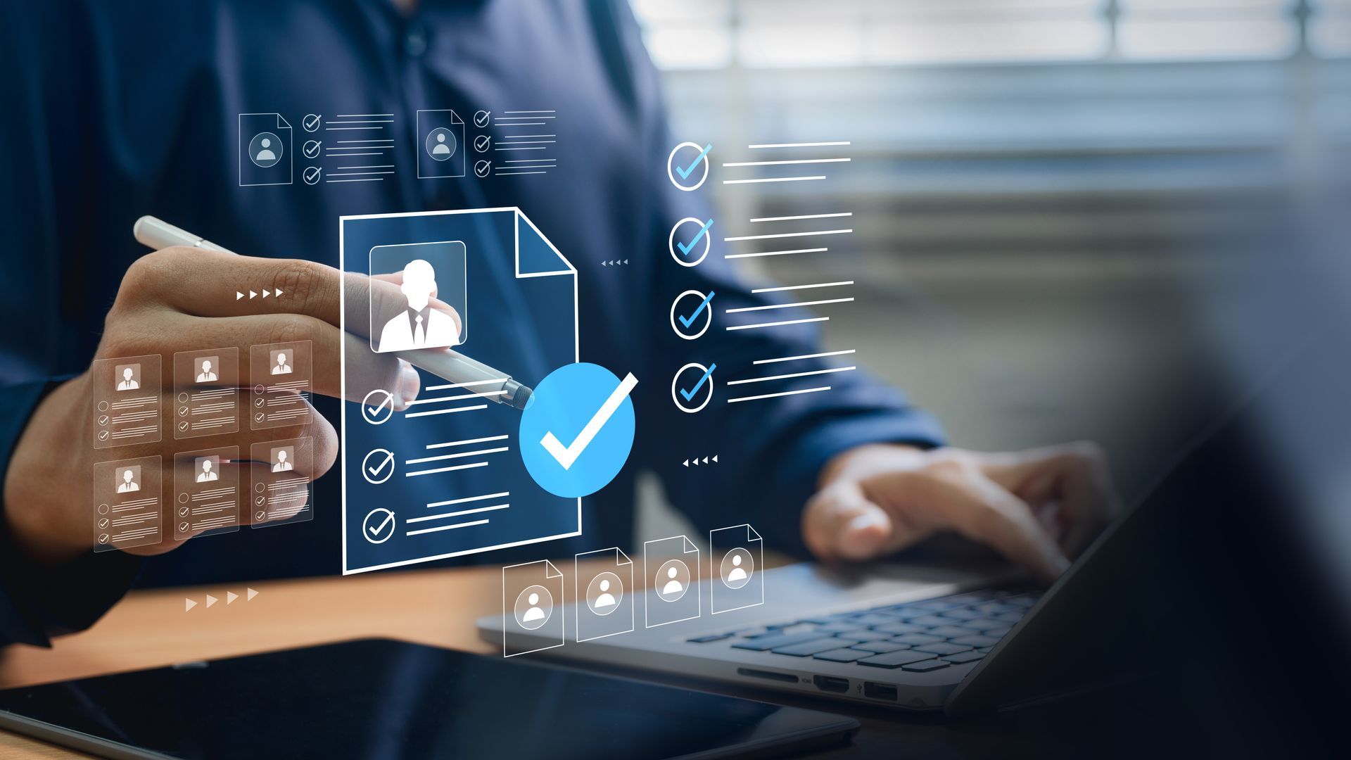Personne utilisant un ordinateur portable et une tablette, document numérique avec coche, icônes de profil.