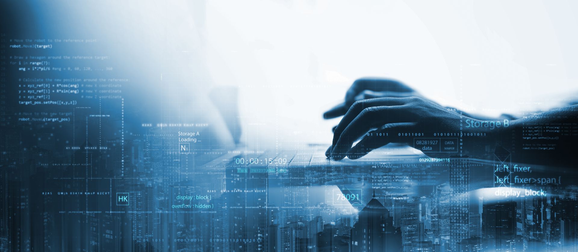 Saisie manuelle sur un clavier d'ordinateur portable. Superposition de code et de lumières de la ville en bleu.