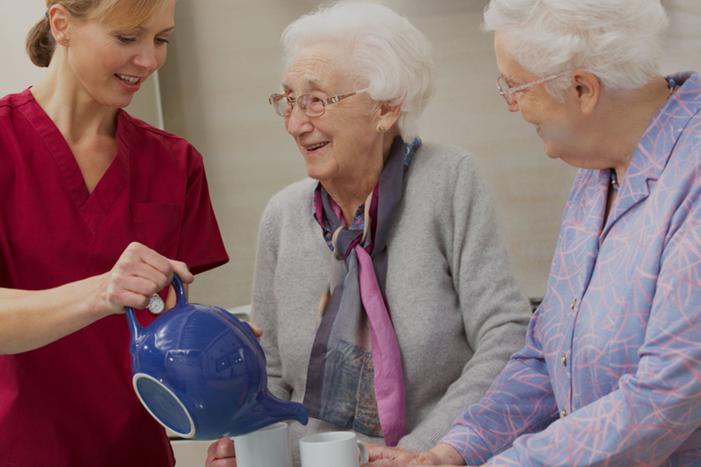 Teestunde bei der Seniorenbetreuung Halle mit Damen im höheren Alter