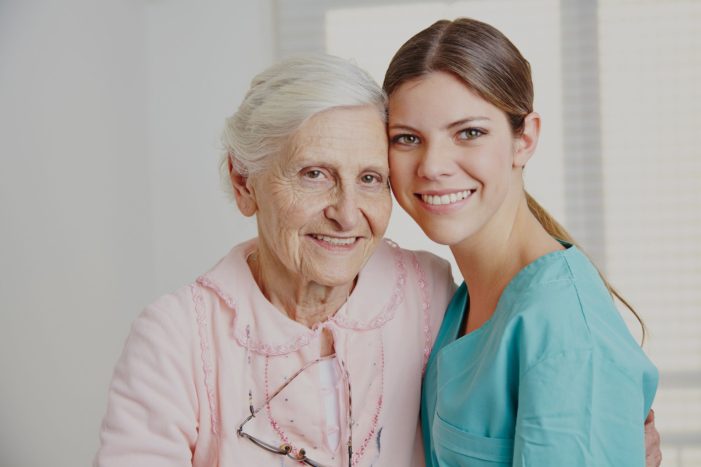 Pflegerin mit älterer Dame bei der Seniorenbetreuung Halle