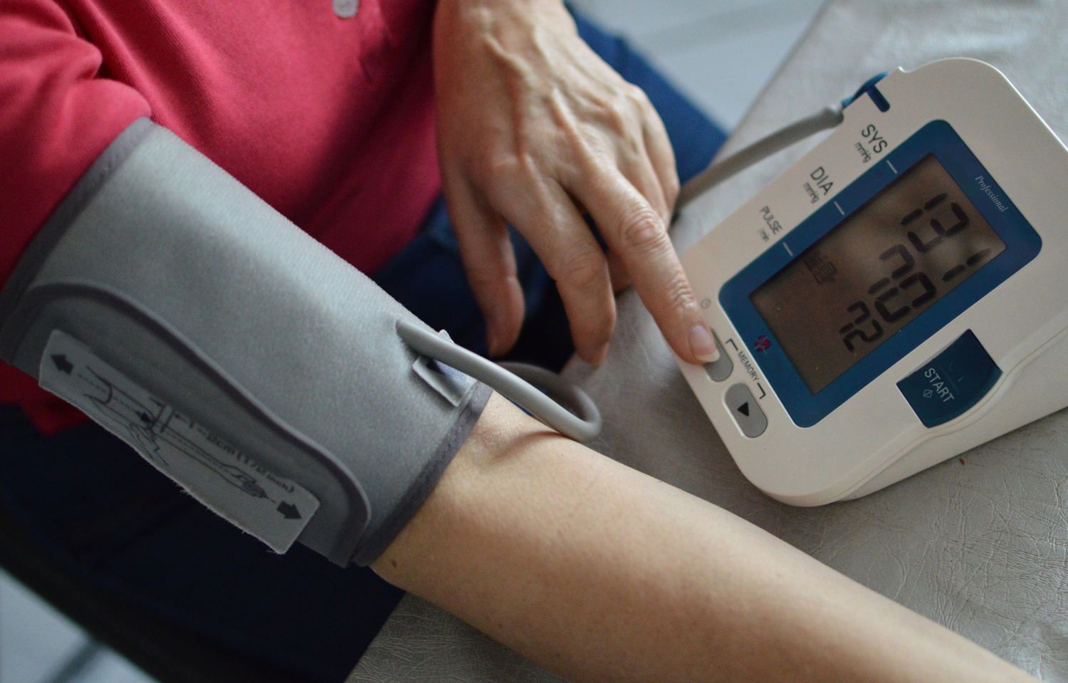 Blutdruck messen - Ein Messgerät wird misst den Druck