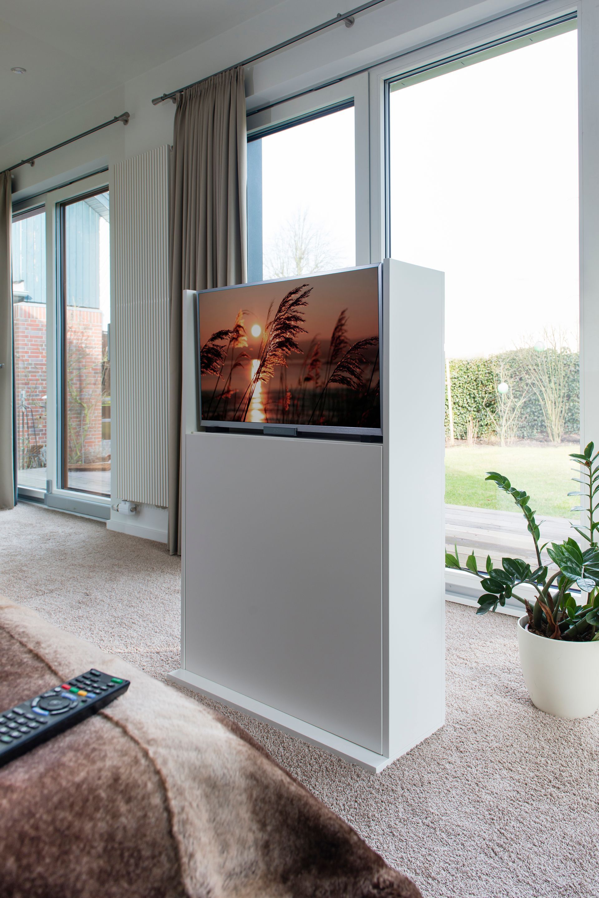 ein Wohnzimmer mit einem Flachbildfernseh