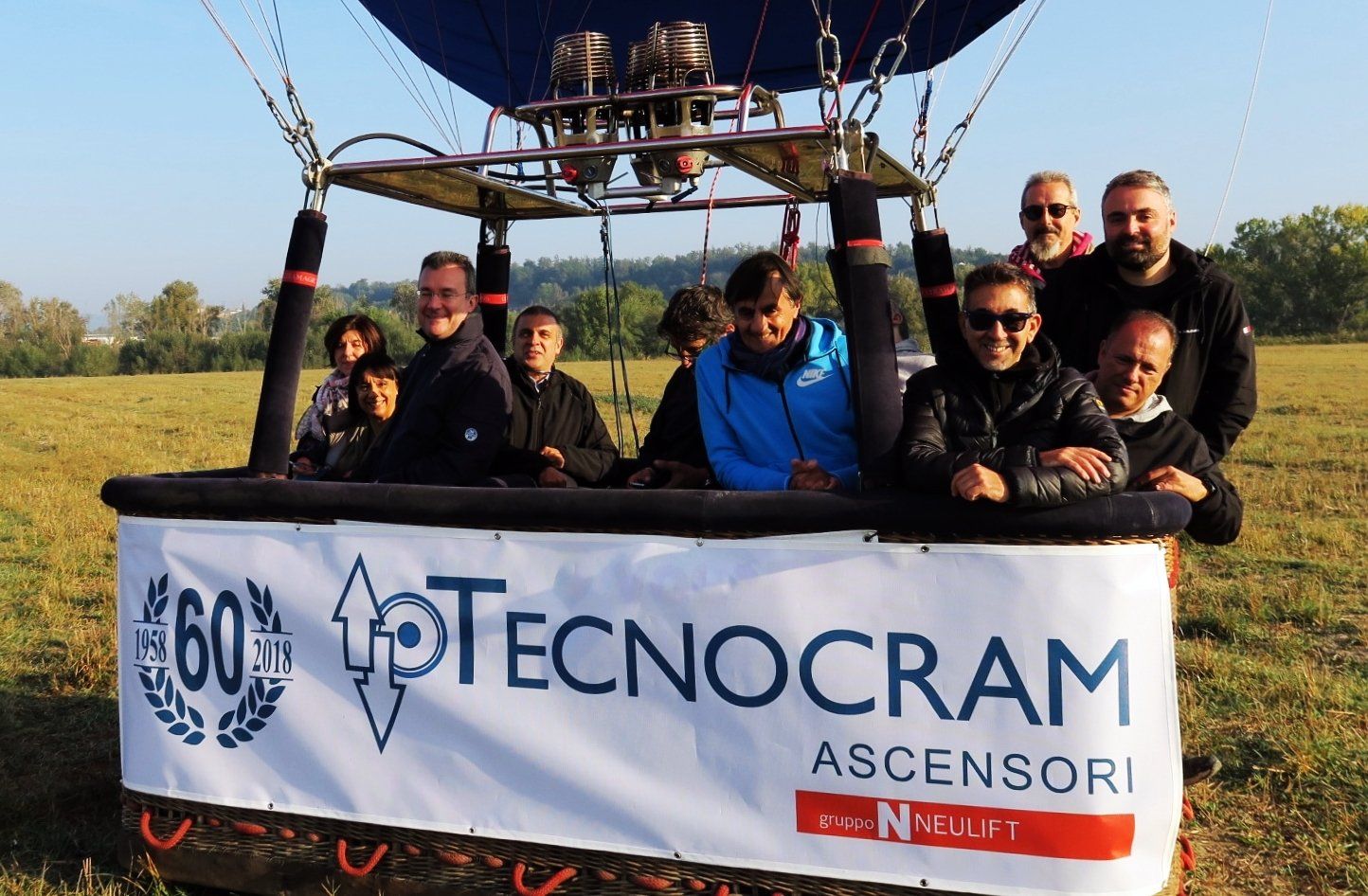 Team di un'azienda su una mongolfiera