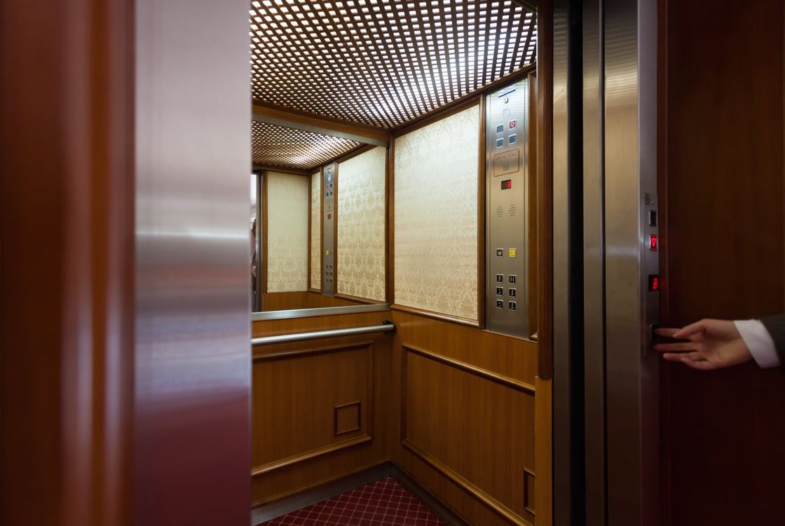 atrio con ascensori