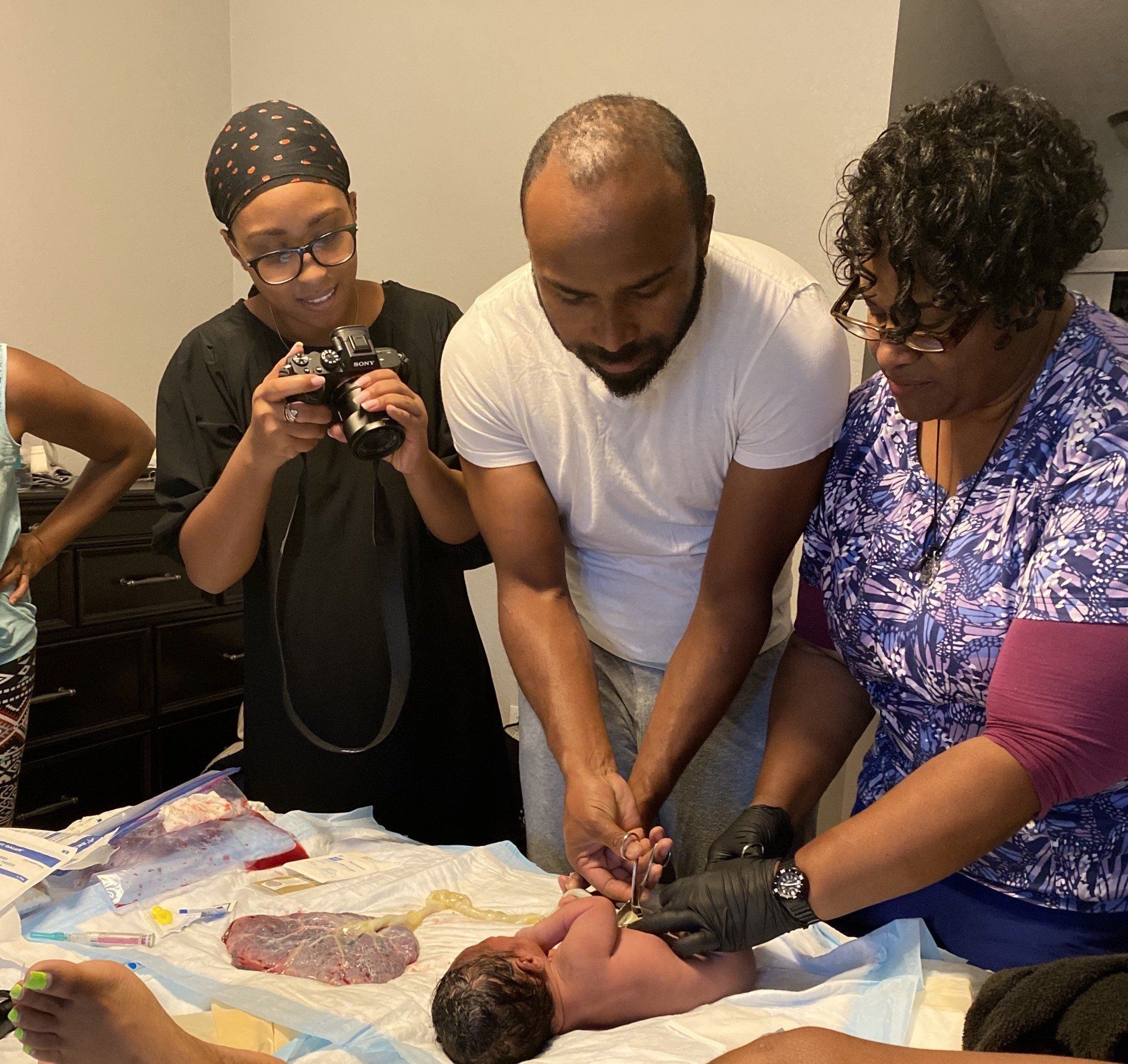 Father Cuts Cord at Homebirth