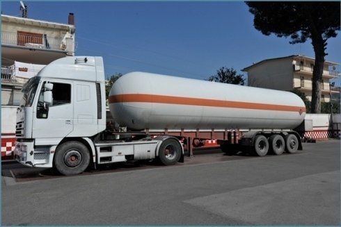 camion cisterna per il trasporto del carburante