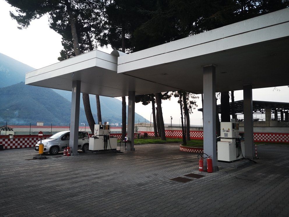 stazione di benzina