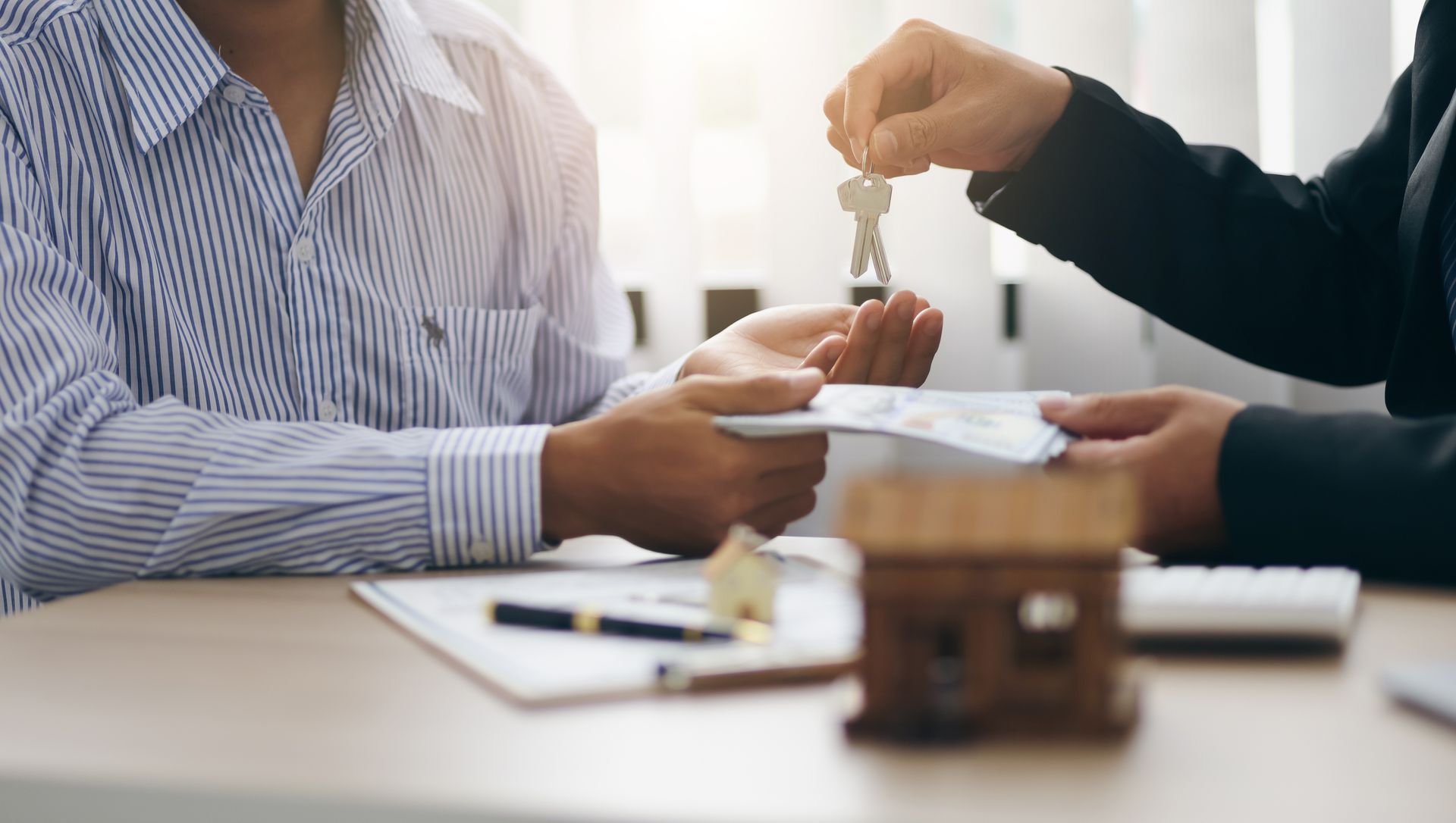 leasing agent passing over home keys to a new tenant