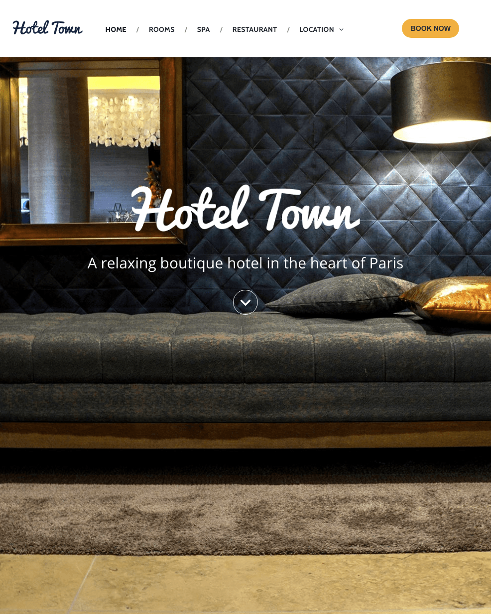 A hotel town website shows a living room with a couch and a mirror.