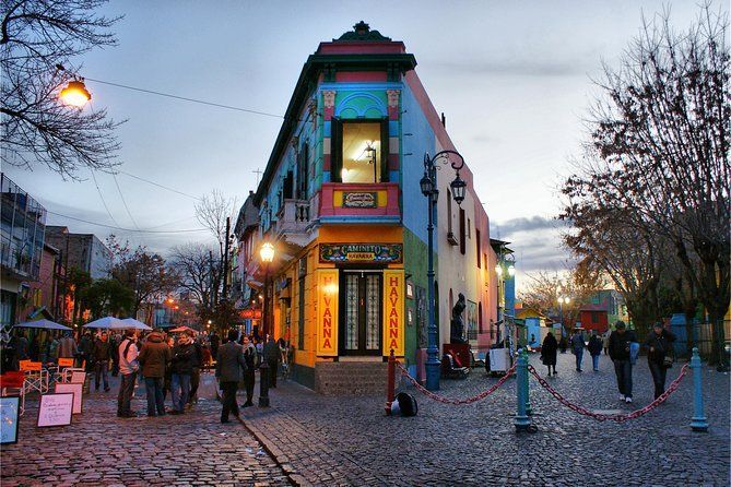 Un edificio colorido en la esquina de una calle adoquinada